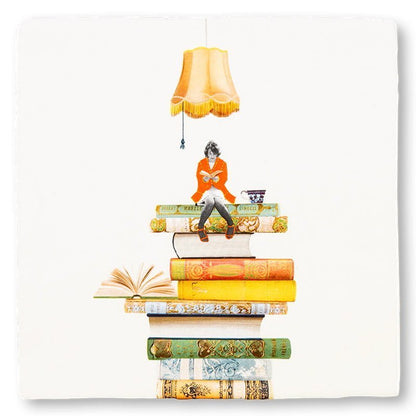 Geslaagd cadeau tegeltje persoon leest zittend op stapel boeken