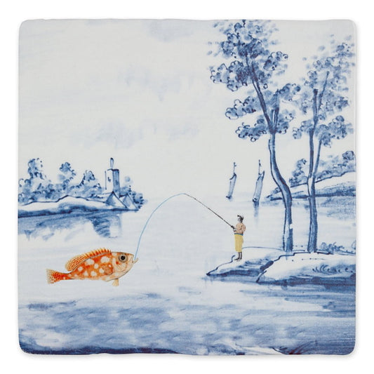 Delfts blauw tegeltje met visser en grote vis, landschap