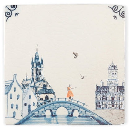 Tegeltje Delft met vrouw op brug en gebouwen