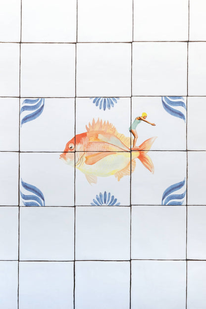 Tegeltje met vis en duiker, omgeven door blauwe motieven