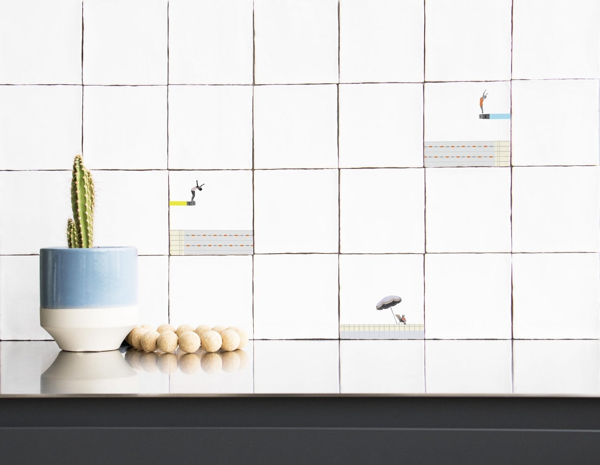 Tegeltableau duikers en zonnebader bij een zwembad