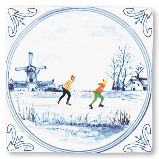 Delfts blauw tegeltje met schaatsers, molen en winterlandschap