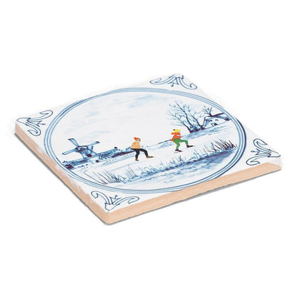Delfts blauw tegeltje met schaatsers op een winterse achtergrond