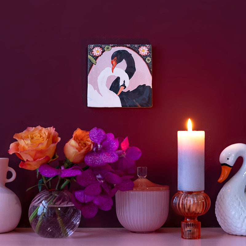 Tegeltje Everlasting love met 2 zwanen aan de muur opgehangen