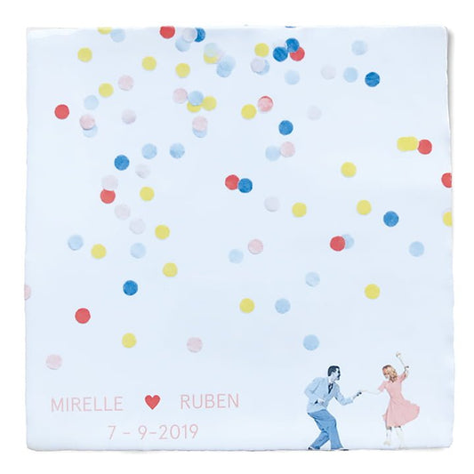 Huwelijkscadeau tegeltje met confetti en dansend koppel