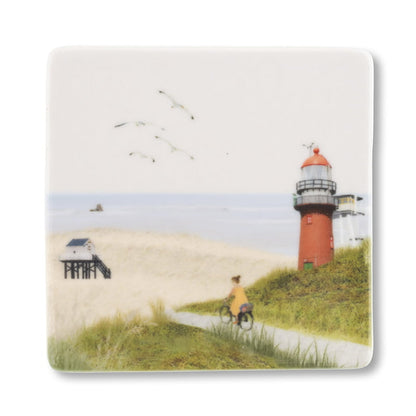 Mini tegeltje Vlieland vuurtoren met fietser langs de kustlijn