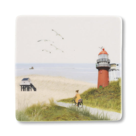 Mini tegeltje Vlieland vuurtoren met fietser langs de kustlijn
