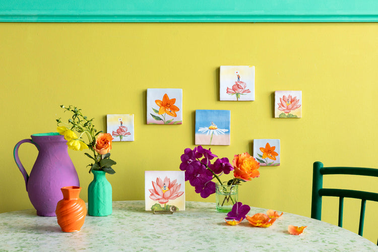 Tegels met bloemen op gele wand