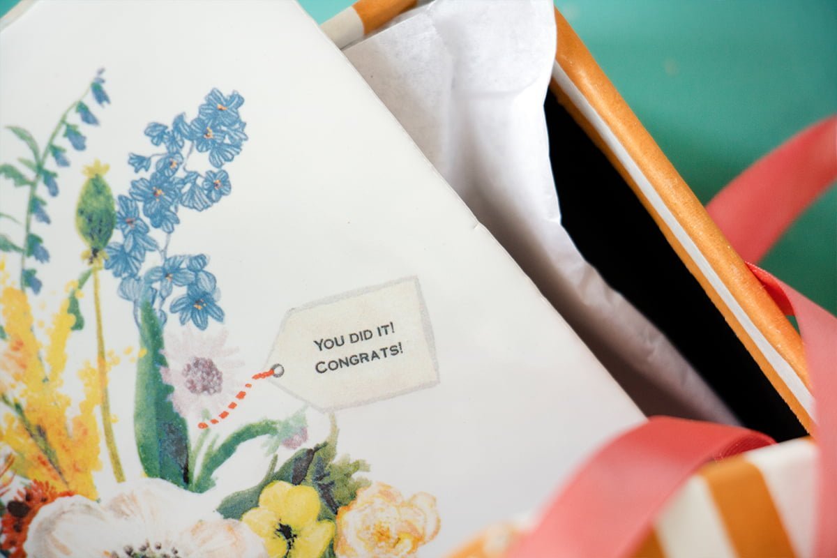 Gepersonaliseerd tegeltje met bloemen in een geschenkdoos met linten