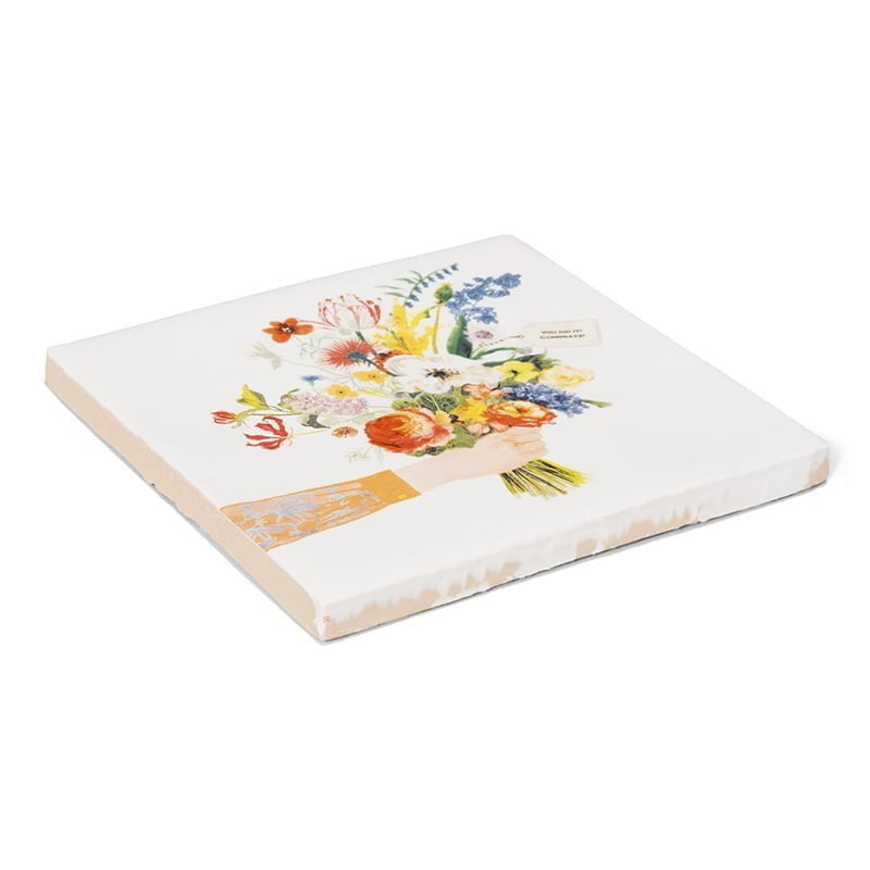 Gepersonaliseerd tegeltje met kleurrijke bloemenboeket, ligt op witte achtergrond