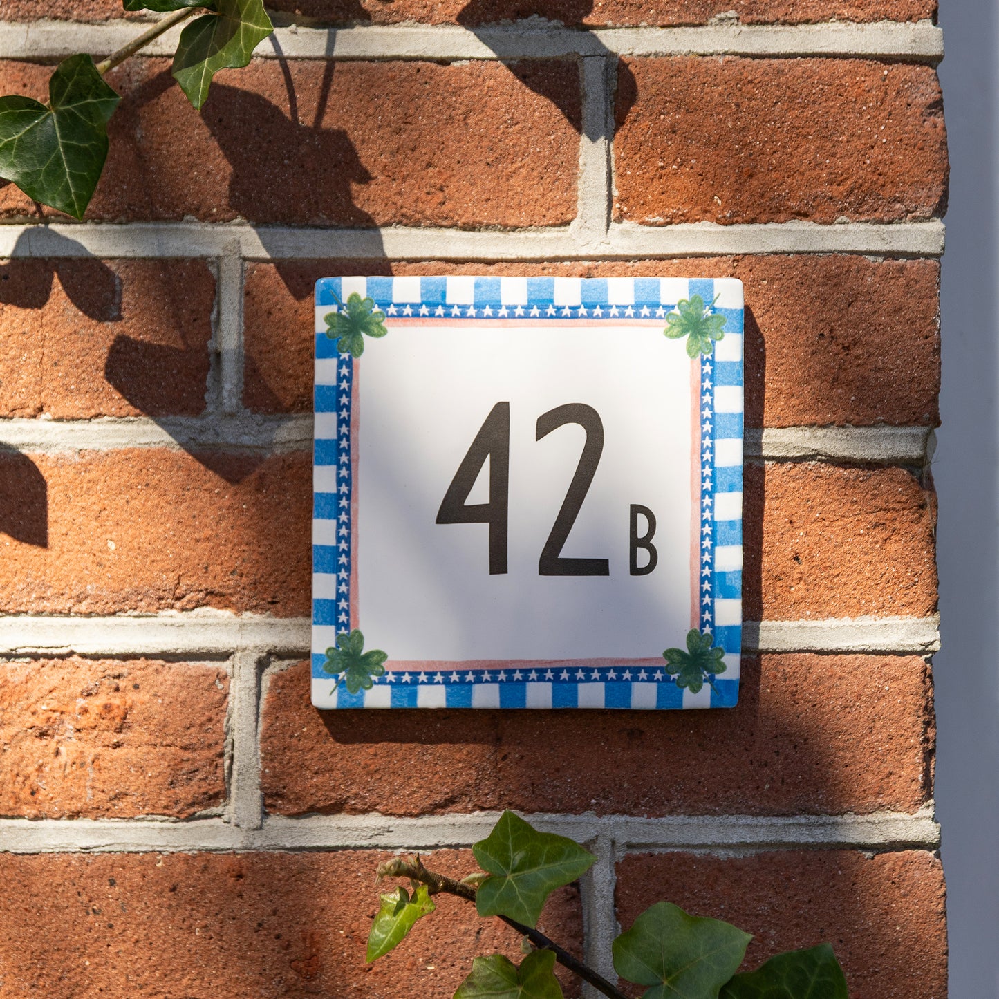 Found clovers huisnummer op de muur
