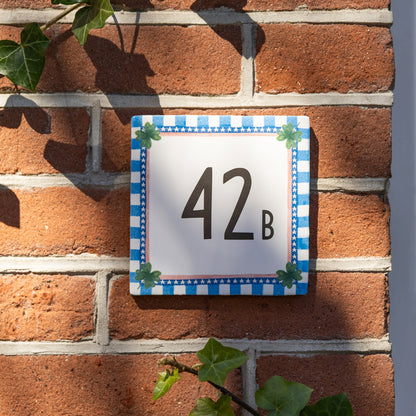 Found clovers huisnummer op de muur