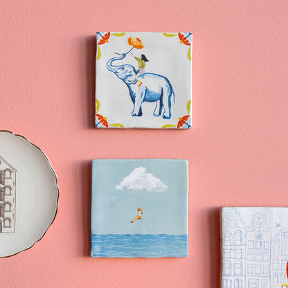 Tegeltje meisje op schommel en meisje olifant die een bloem geeft