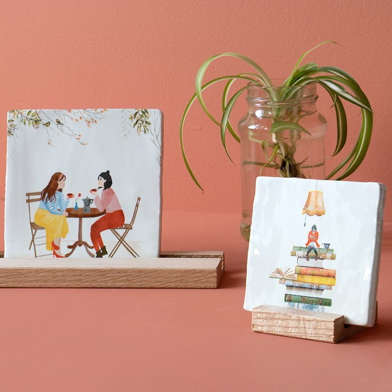 Geslaagd cadeau tegeltje tafelgesprek, gepresenteerd op houten standaards