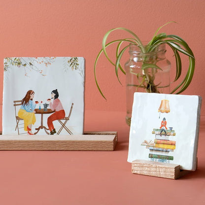 Geslaagd cadeau tegeltje tafelgesprek, gepresenteerd op houten standaards