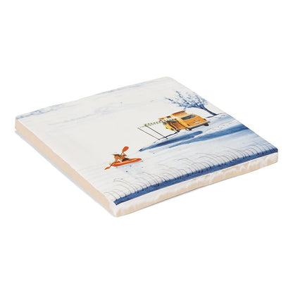 Delfts blauw tegeltje met kajakker en caravan in winterlandschap