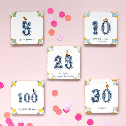 Jubileumcadeau tegeltje met jaartal, omringd door kleurrijke confetti