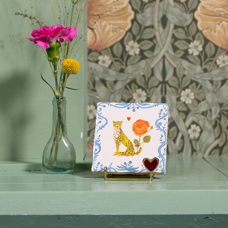 Tegeltje met tijger en bloem op golden holder met hartje