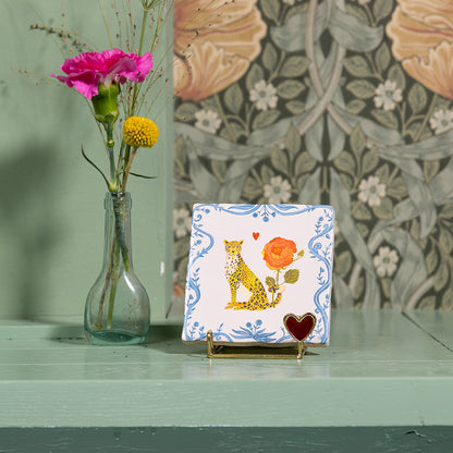 Tegeltje met tijger en bloem op golden holder met hartje