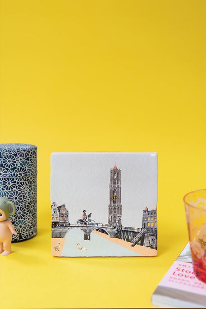 Tegeltje Utrecht met Domtoren op gele achtergrond