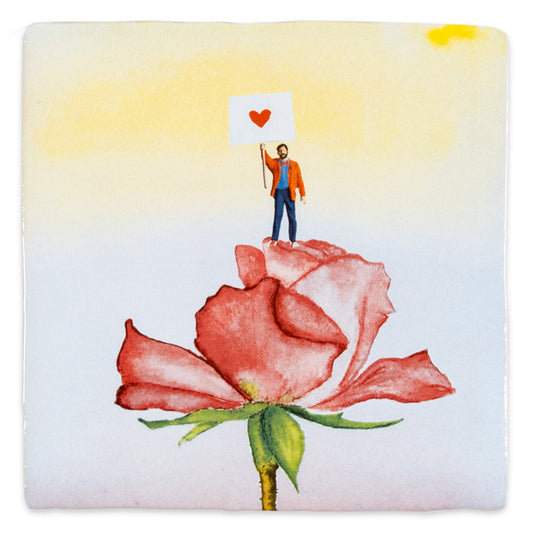 Tegeltje met roos en man met envelop met een hartje