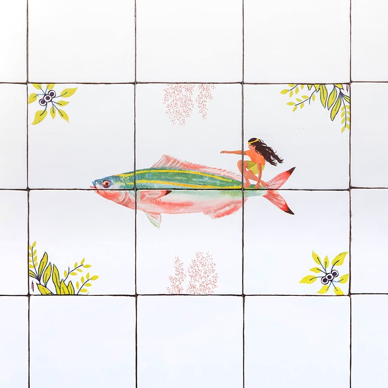 tegeltableau met vrouw op vis tussen bloemen en bladeren