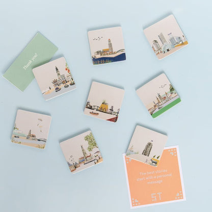Mini tegeltje Nederlandse steden illustraties, uitgestald op lichtblauwe achtergrond