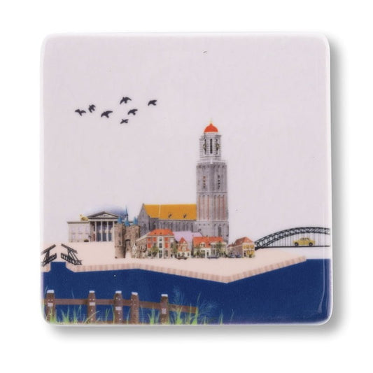 Mini tegeltje Zwolle met kerk en brug op achtergrond