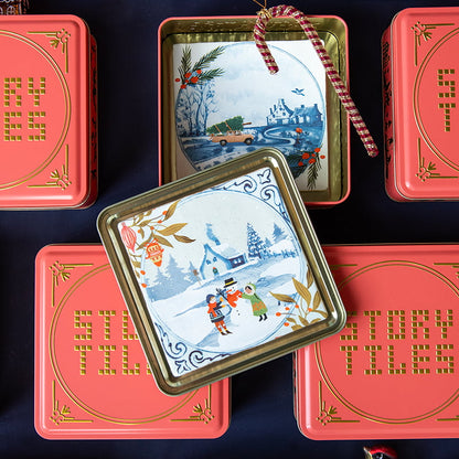 Kersttegeltje sneeuwlandschap, gepresenteerd in rode opbergdoosjes