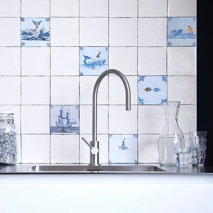 Wit keukentegeltje met blauwe scheepstekeningen boven rvs spoelbak