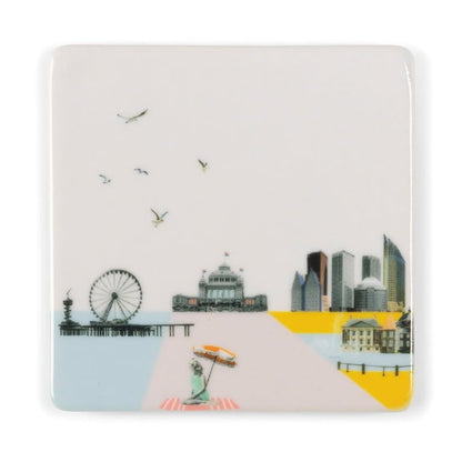 Mini tegeltje Den Haag strand met reuzenrad en skyline aan zee