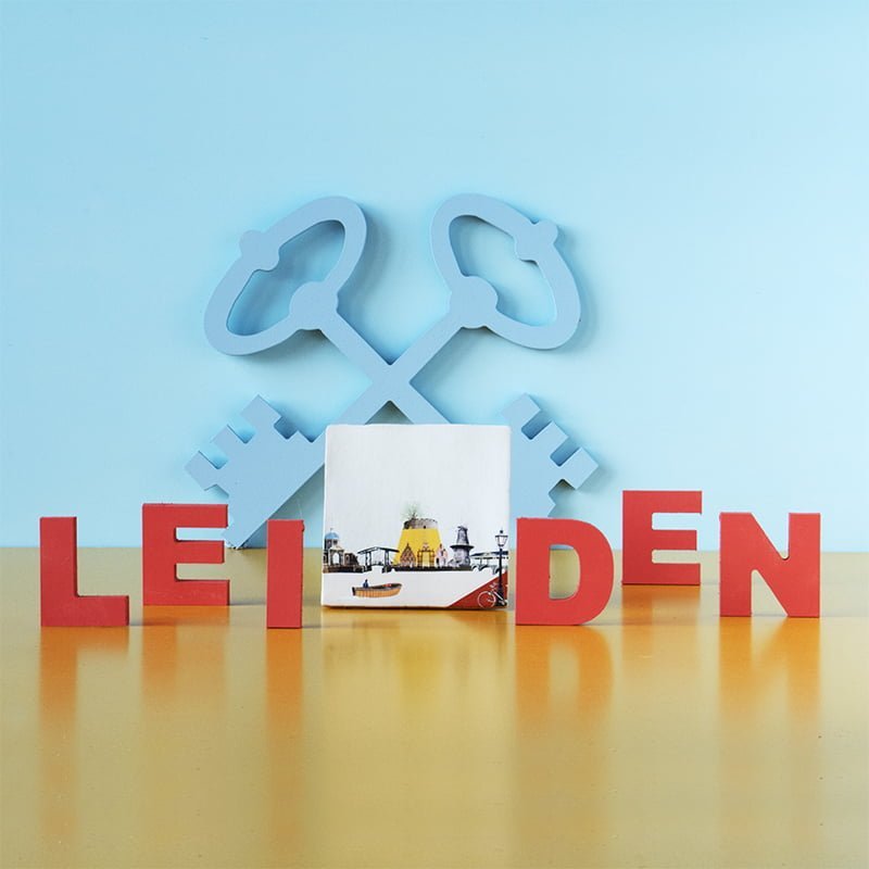 Tegeltje Leiden met sleutels en rode letters op tafel