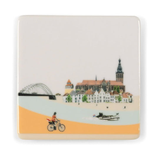 Mini tegeltje Nijmegen met brug, kerk, fietser en boot