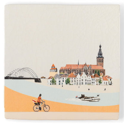 Tegeltje Nijmegen met fiets, historische gebouwen en brug