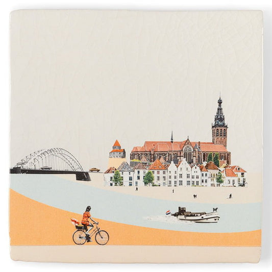 Tegeltje Nijmegen met fiets, historische gebouwen en brug