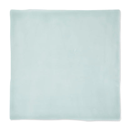 Lichtblauw tegeltje met matte afwerking, gepresenteerd tegen witte achtergrond