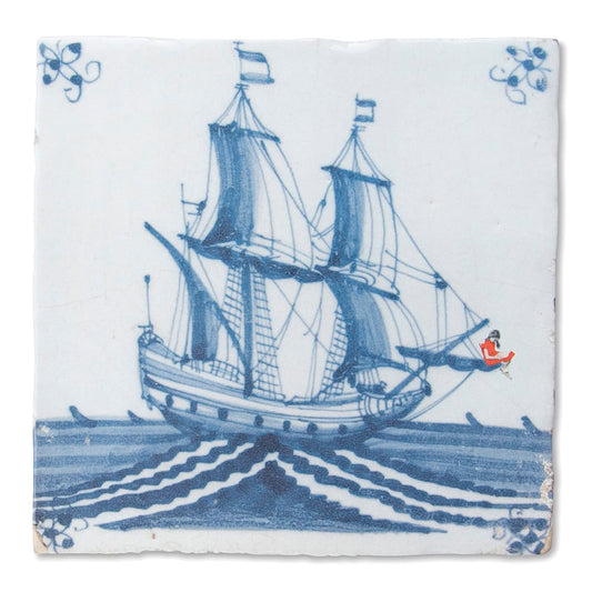 Delfts blauw tegeltje met zeilschip en kleine zittende figuur