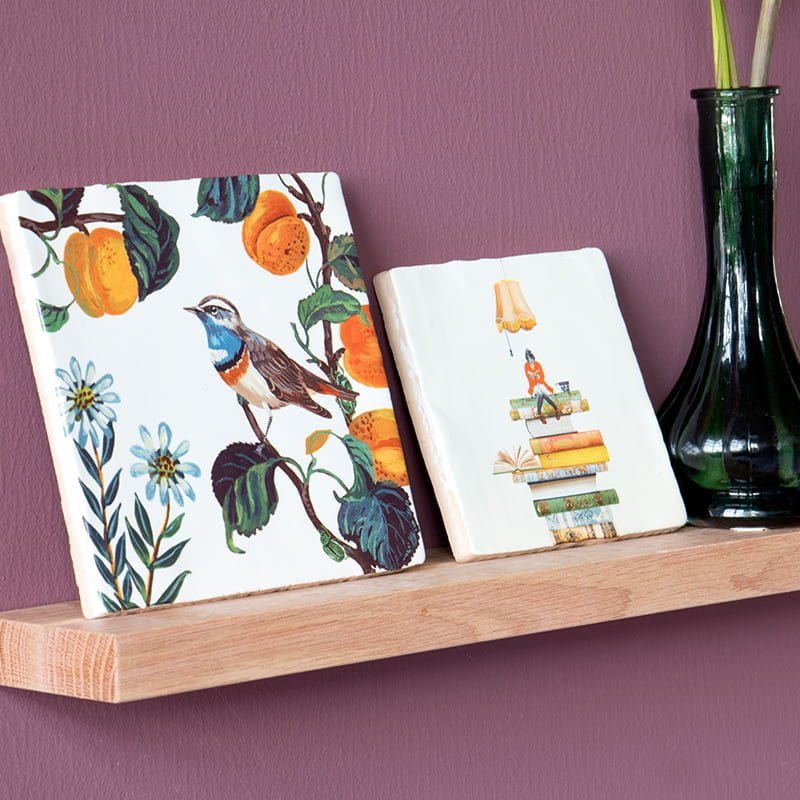 Geslaagd cadeau tegeltje vogel tak bloemen op houten plank