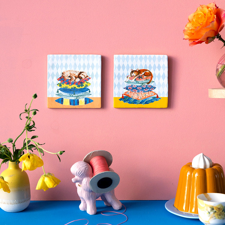 Tegeltje hond en kat slapend op kussens