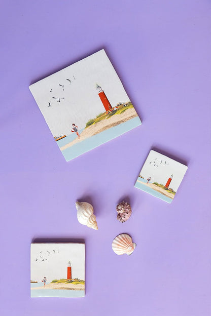 Tegeltjes Texel met vuurtoren, strand, schelpen, op paarse achtergrond