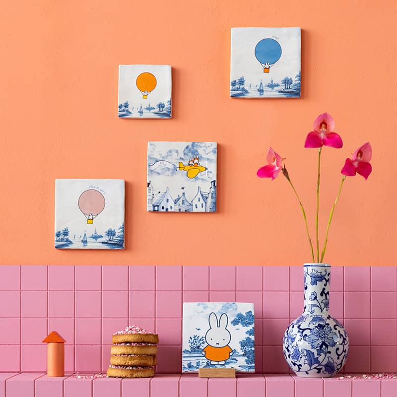 Geboortetegeltje met nijntje op roze en oranje achtergrond