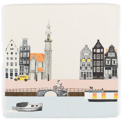 Tegeltje Amsterdam met grachtenpand, fiets, en boot op kanaal