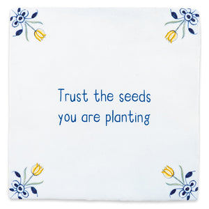 Surrounded by tulips delfts blauw tegeltje Storytiles