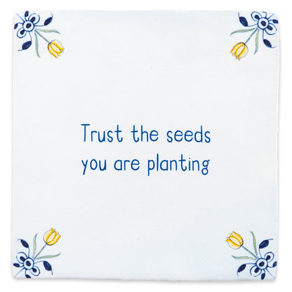 Surrounded by tulips delfts blauw tegeltje Storytiles