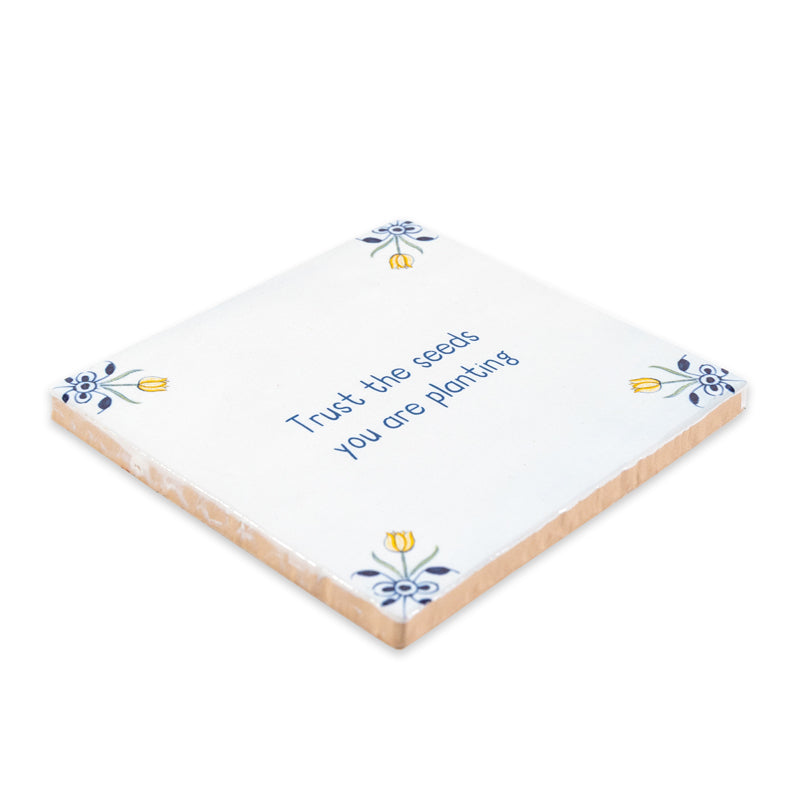 Surrounded by tulips delfts blauw tegeltje Storytiles