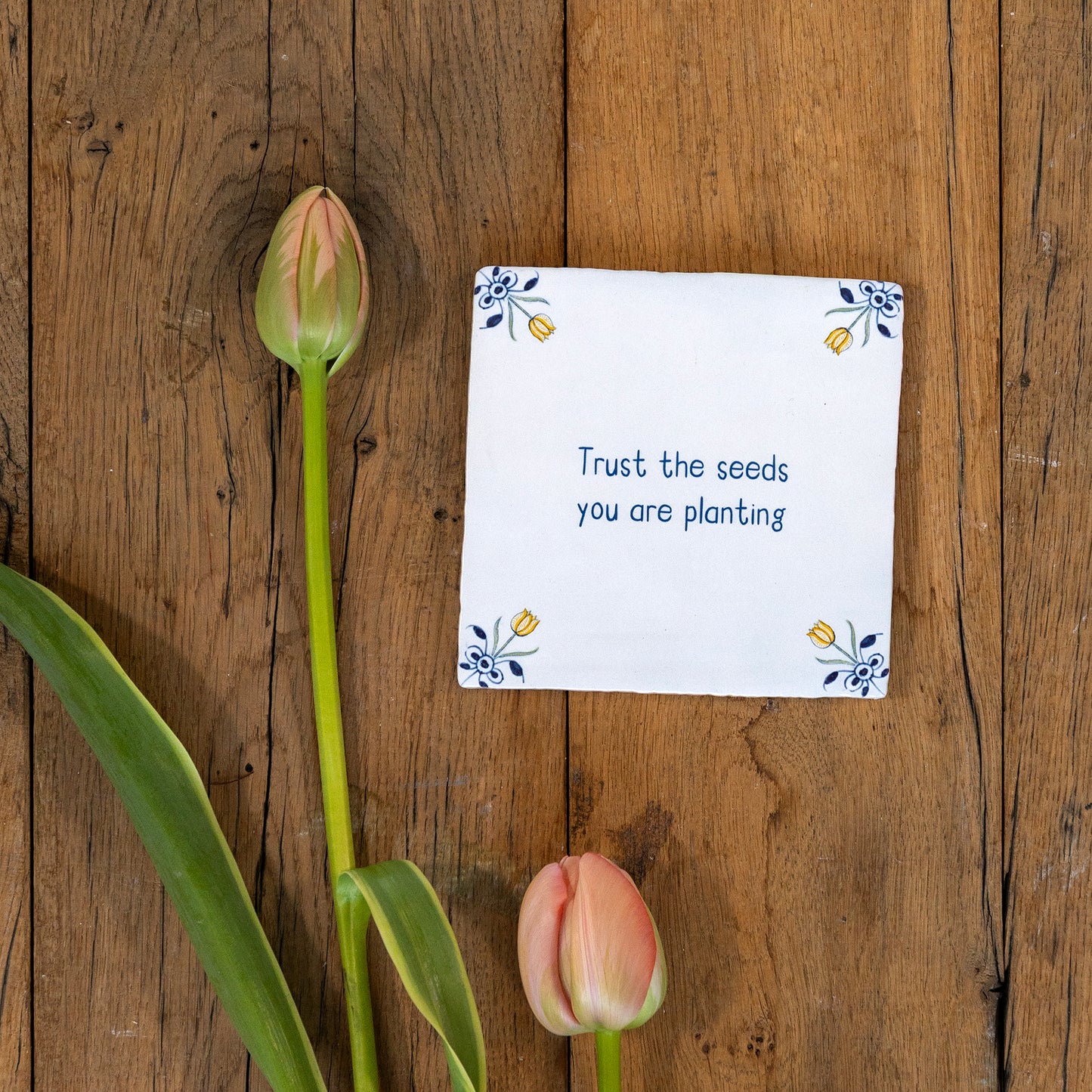 Surrounded by tulips Storytiles tegeltje met tulpen