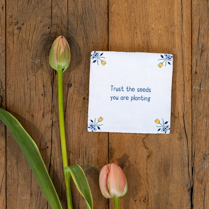 Surrounded by tulips Storytiles tegeltje met tulpen