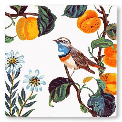 Tegeltje zangvogeltje kleurrijk tussen sinaasappels en bloemen geplaatst