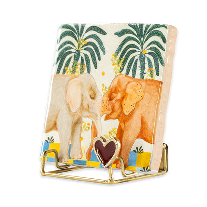 Tegeltje met twee olifanten en palmbomen op een gouden houder met rood hartje
