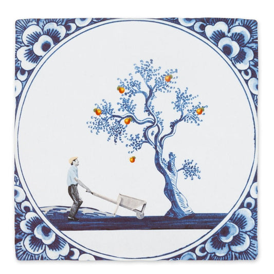Delfts blauw tegeltje met man en boom met appels